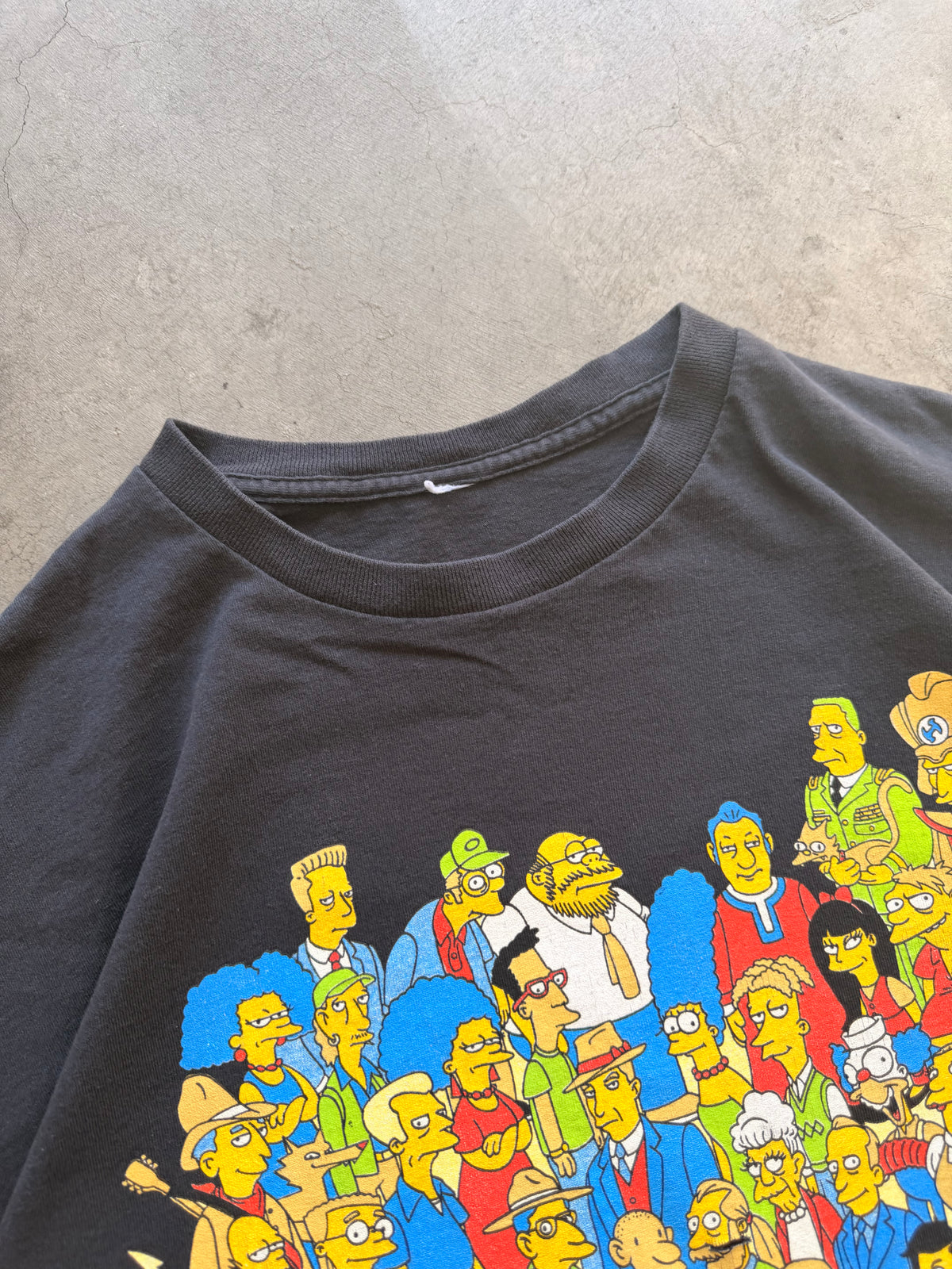 Simpsons whole cast tee - L